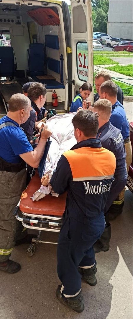Вчера работники ПСЧ-257 и ПСЧ-309 #Мособлпожспас оказали помощь медикам в транспортировке лежачей тяжелобольной 63-летней женщины